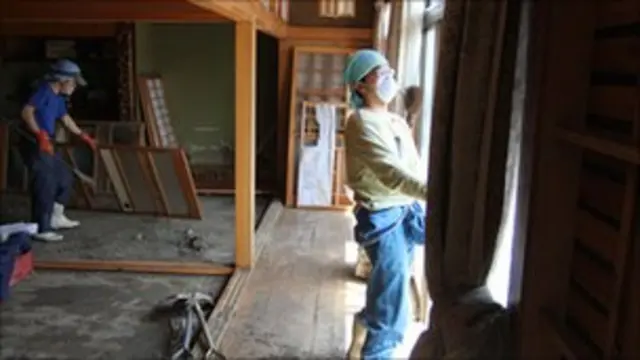 Nhiều nhà cửa bị hư hại, ngập bùn đất