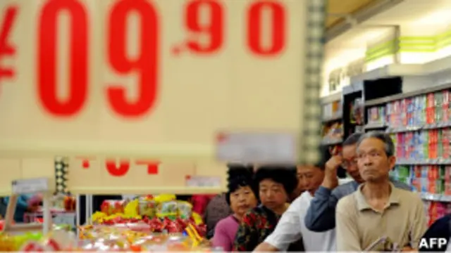 安徽合肥一家超市內的顧客排隊購買減價雞蛋（10/05/2011）