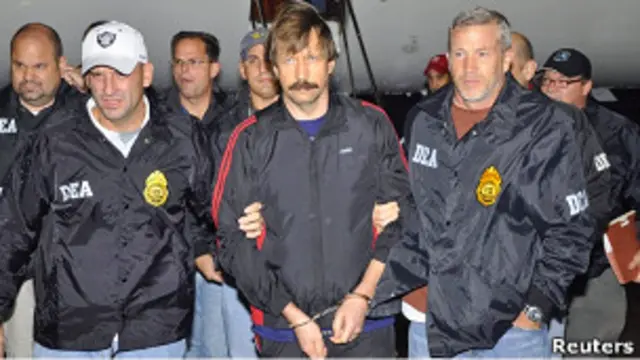 Бута выводят из самолета