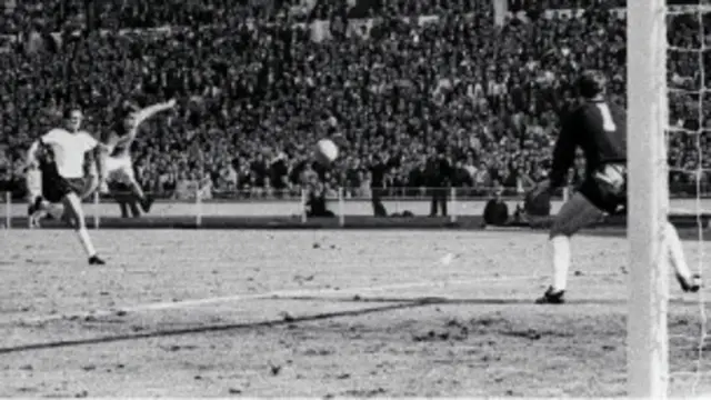 انگلش سٹرائیکر جیف ہرسٹ نے فائنل میں ہیٹ ٹرک کی تھی