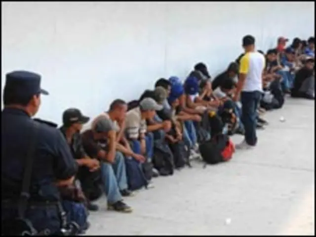 ہر سال پانچ لاکھ سے زائد تارکین وطن میکسیکو کے راستے امریکہ میں داخل ہونے کی کوشش کرتے ہیں