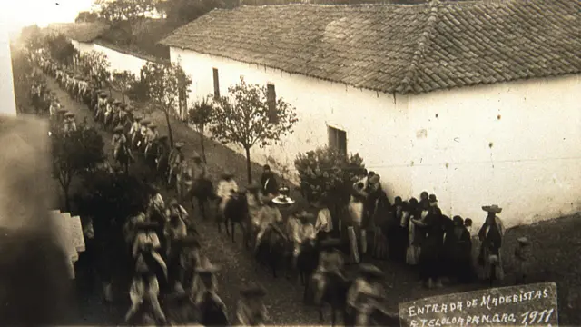Entrada de fuerzas maderistas a Teloloapan, Gro. 26 de abril de 1911. Cortesía de Enrique del Rayo C. Libro Sara Castrejón. Fotógrafa de la Revolución, INAH-Conaculta