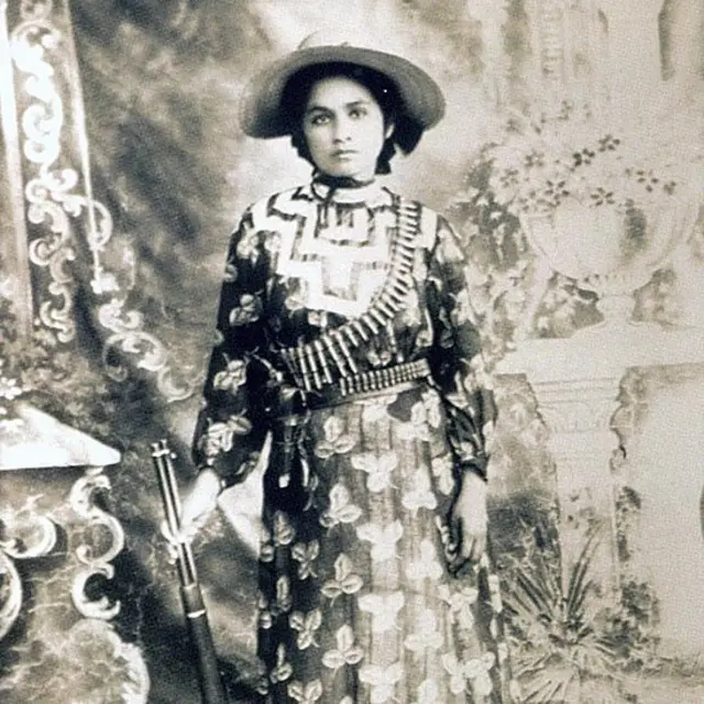 Coronela Amparo Salgado. Teloloapan, Gro. 1911. Cortesía de Enrique del Rayo C. Libro Sara Castrejón. Fotógrafa de la Revolución, INAH-Conaculta