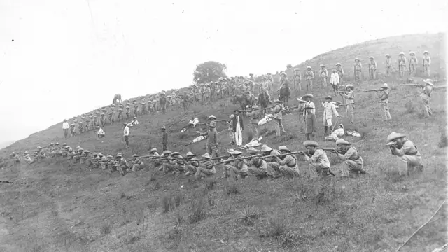 Los “fronterizos”. 28º cuerpo rural al mando del coronel Gertrudis Sánchez. Teloloapan, Gro. 1912. Cortesía Profra. Paula Delgado. Libro Sara Castrejón. Fotógrafa de la Revolución, INAH-Conaculta