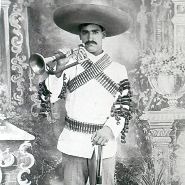 Corneta de órdenes, del 18º batallón. Teloloapan, Gro. 1912. Cortesía del Prof. Francisco Nájera C. Libro Sara Castrejón. Fotógrafa de la Revolución, INAH-Conaculta