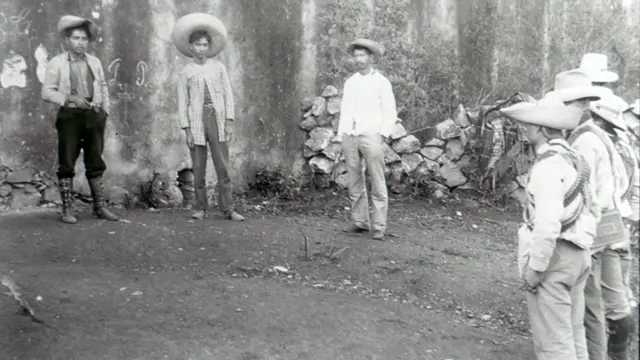 Vísperas del fusilamiento de Teódulo Cisneros. Teloloapan, Gro. 1912. Cortesía del Prof. Francisco Nájera C. Libro Sara Castrejón. Fotógrafa de la Revolución, INAH-Conaculta