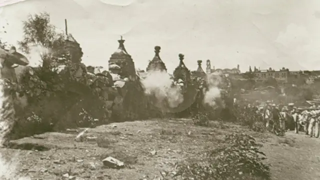 Fusilamiento del general brigadier Fidel Pineda, Filiberto Ortega y Paulino Santana por fuerzas huertistas. Teloloapan, Gro. 1913. Cortesía Profra. Paula Delgado. Libro Sara Castrejón. Fotógrafa de la Revolución, INAH-Conaculta