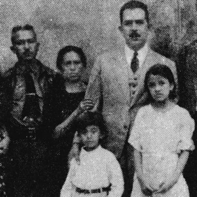 Sara Castrejón entre el ex gobernador de Guerrero, Gral. Adrián Castrejón y el presidente Lázaro Cárdenas, durante la visita de éste a Teloloapan. 1937. Cortesía del Prof. Francisco Nájera C. Libro Sara Castrejón. Fotógrafa de la Revolución, INAH-Conaculta