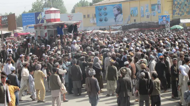 په دغه لاریون کې ځينو کسانو له ځانه سره وسلې هم درلودې.