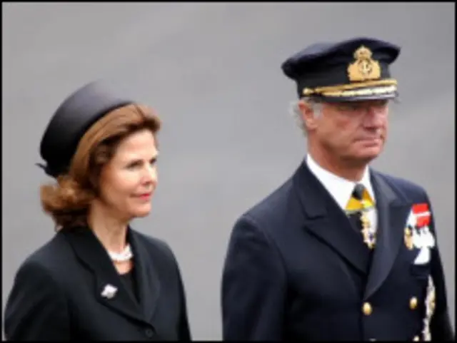 A rainha Silvia e o rei Carl XVI Gustaf durante o enterro da rainha-mãe, da Inglaterra, em 2002 (BBC)
