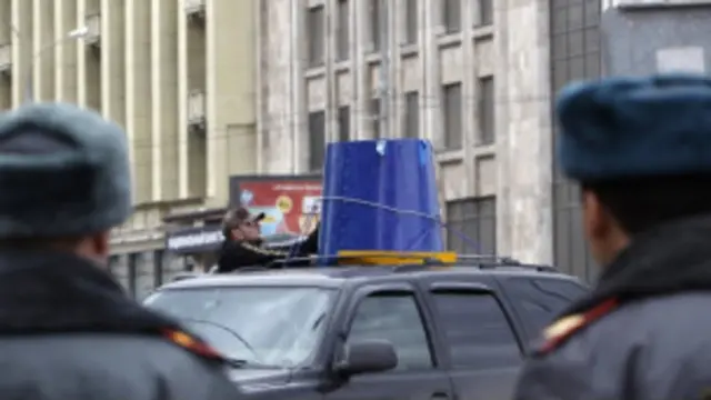 Синее ведро на крыше авто