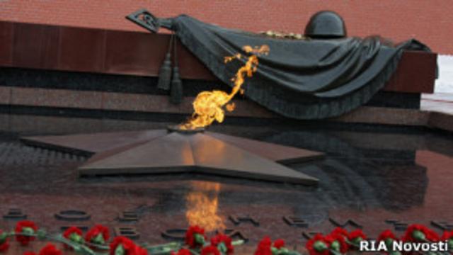 Вечный огонь у могилы Неизвестного солдата в Москве