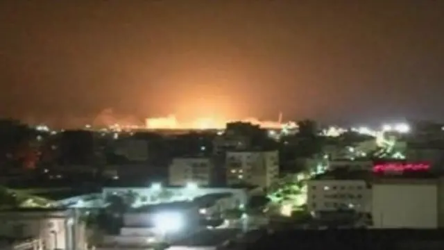 Ledakan akibat serangan udara terhadap kapal perang Libia di Tripoli terlihat dari jauh