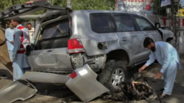 Salah satu kendaraan konsulat AS rusak dalam serangan di Peshawar