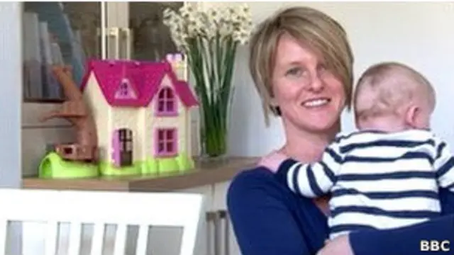 Келли Ломбард с ребенком