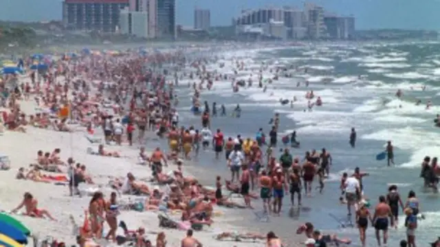 कैलीफोर्निया के समुद्र तट पर छुट्टियों के दिन उमड़ी भीड़ 