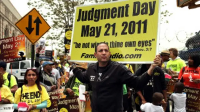 Последователи Гарольда Кэмпинга на улицах Нью-Йорка