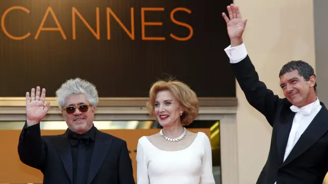 المخرج بيدرو ألمودفار أقصى اليسار يحيي الجمهور في كان