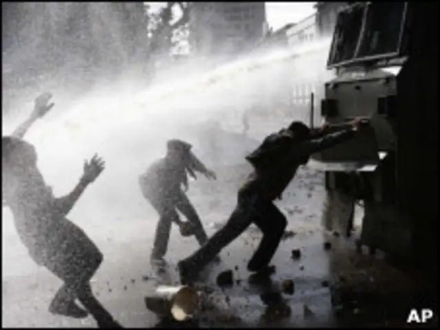 پانی کے ذریعے لوگوں کو منشتر کرنا