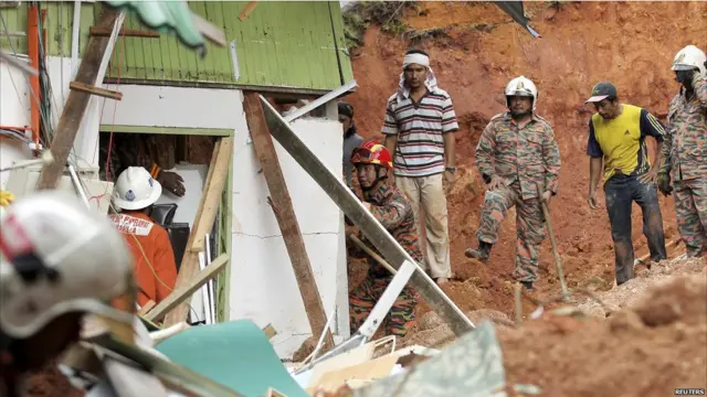 Puluhan petugas dan relawan bergerak untuk mencari para korban tanah longsor