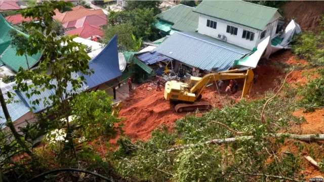 Kendaraan berat dikerahkan untuk membantu penolong menemukan korban tanah longsor