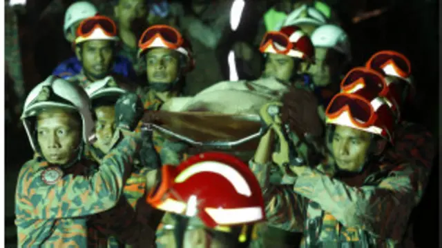 Tim pencari bekerja di lokasi tanah longsor di Hulu Langat, Malaysia hingga Minggu dini hari