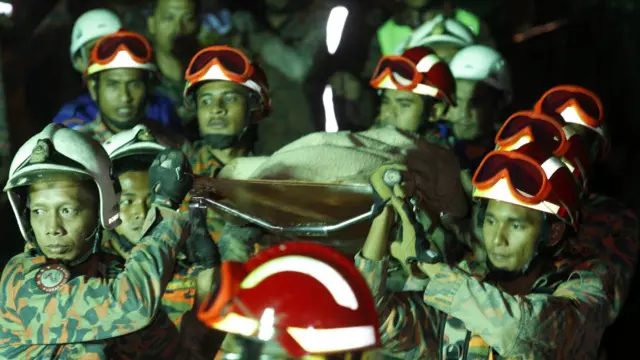 Tim SAR mengangkut korban yang bisa diangkat dari timbunan tanah longsor