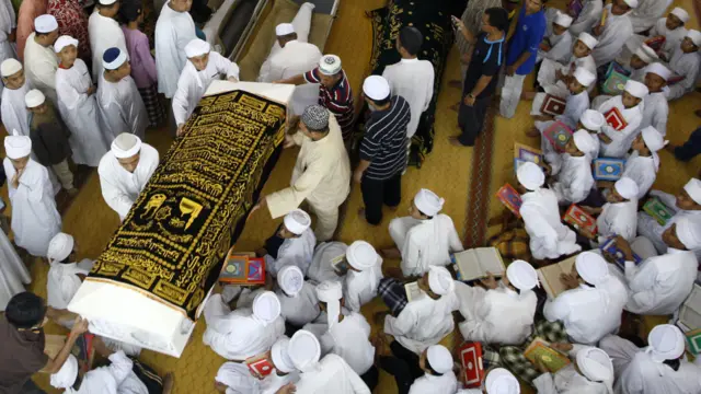 Jenazah korban tanah longsor dipersiapkan untuk pemakaman