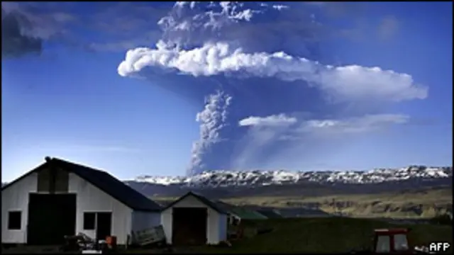 Un avión vuela cerca del volcán Grimsvötn