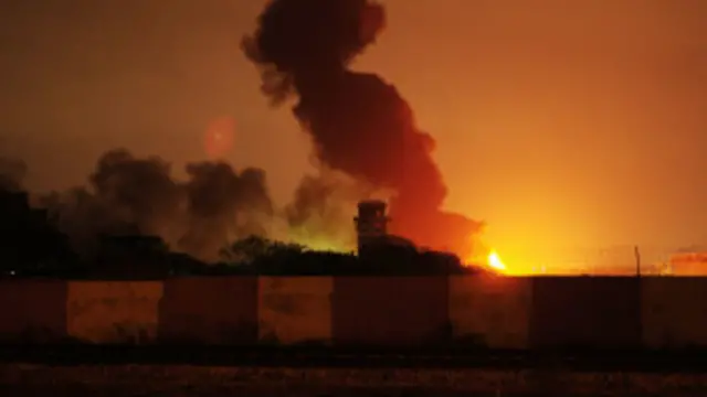 Kelompok militan menyerang pangkalan militer Pakistan, dan sedikitnya 11 anggota militer tewas.