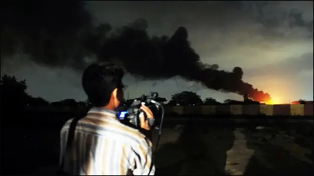 ٹی وی چینلز پی این ایس مہران پہچنے والی کمانڈو یونٹس کی تفصیل بار بار ٹیلی وژن پر نشر کر رہے تھے