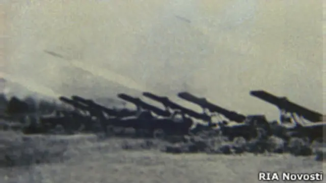 Залп советских реактивных минометов "катюша"