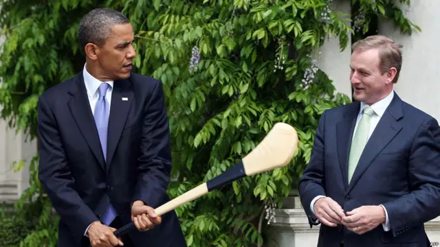 Presiden Barack Obama memegang stik hockey Irlandiia