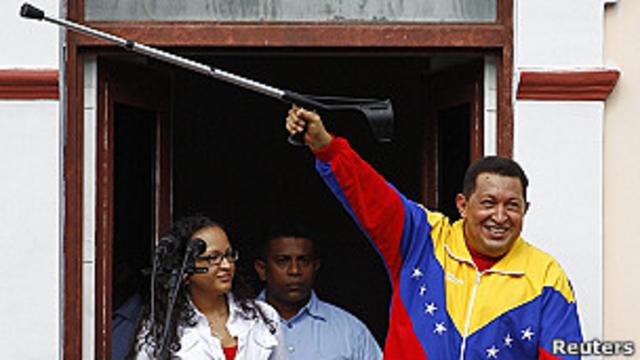 El presidente de Venezuela, Hugo Chávez, el domingo al salir al balcón del Palacio de Miraflores en mulestas