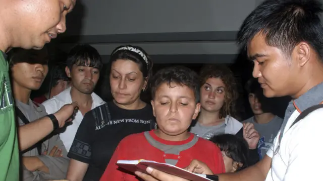 pencari suaka diperiksa polisi