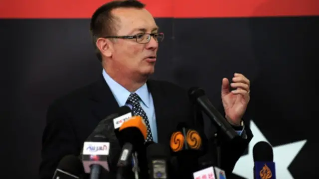 Jeffrey Feltman di depan jumpa pers di Benghazi