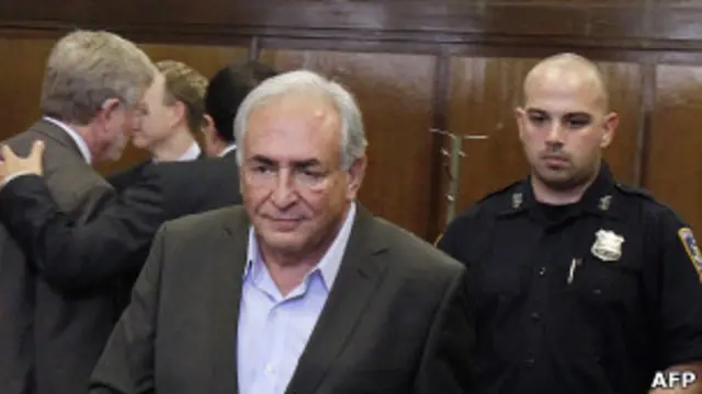 Доминик Стросс-Кан выходил из зала суда 19 мая 2011 года