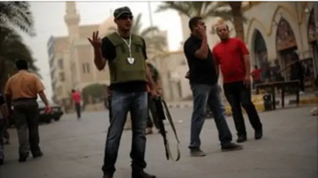 Pasukan pemberontak di Libia sedang melakukan patroli.