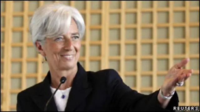 Menteri Keuangan Perancis, Christine Lagarde dalam konferensi pers di Paris.