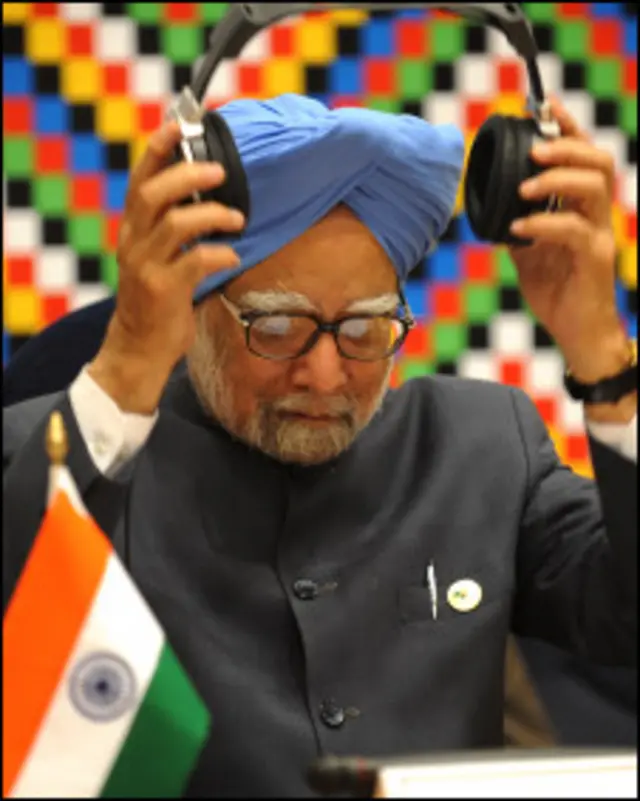 "खुद पैसा न खाने वाले लेकिन पैसा खाने वालों से घिरे और बेबस नेता को अब ईमानदार कहना मुश्किल होता जा रहा है."