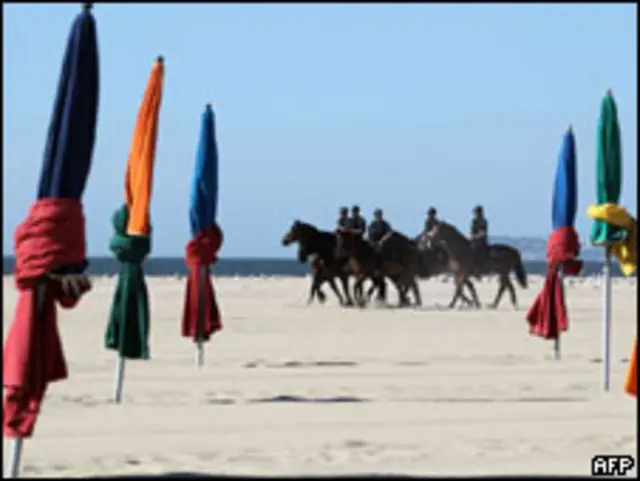 Cảnh sát đi ngựa tuần tra bãi biển Deauville