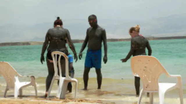 Туристы на берегу Мертвого моря