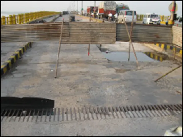 इस पुल पर छिटपुट मरम्मत का काम वर्षों से चल रहा है लेकिन पूरी मरम्मत नहीं होती है.