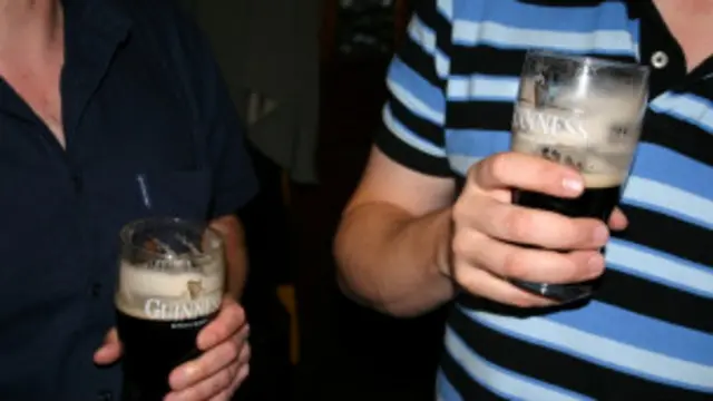 Pria dengan minuman bir