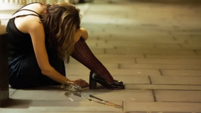 Wanita dengan minuman alkohol