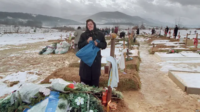 В результате осады население Сараева уменьшилось более чем на треть: 12 тысяч человек было убито, 50 тысяч ранено