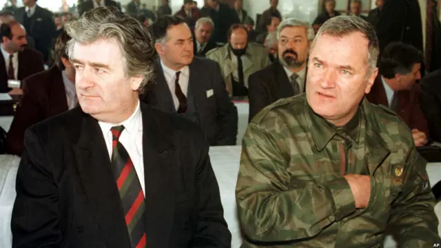 В ходе войны Младич был командующим армией боснийских сербов, прокуроры Гаагского трибунала считают его организатором этнических чисток хорватов и мусульман