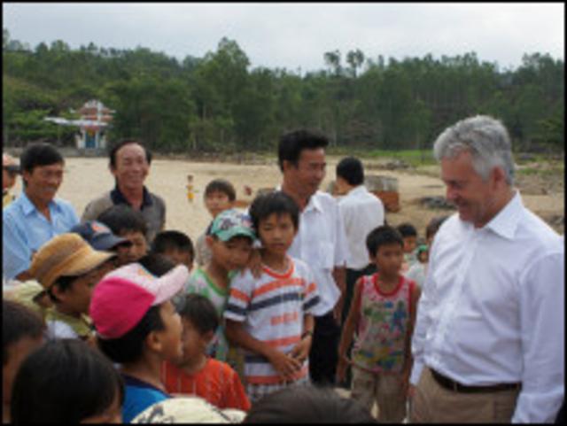 Ông Alan Duncan thăm dự án phòng chống sạt lở bờ biển tại Tuy An, Phú Yên.
