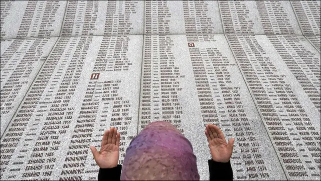 Трибунал ООН з воєнних злочинів звинувачує генерала Младіча у геноциді та інших злочинах проти людства, включно з убивством щонайменше 7500 мусульманських чоловіків і хлопців у місті Сребреніца в 1995 році. 