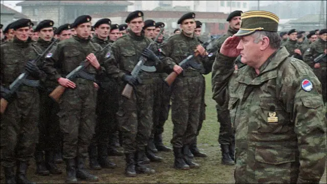 Він виховувався у Югославії Тіто, став офіцером Народної армії Югославії. У травні 1992 року Асамблея боснійських сербів проголосувала за створення армії боснійських сербів і призначила її командувачем генерала Младіча.